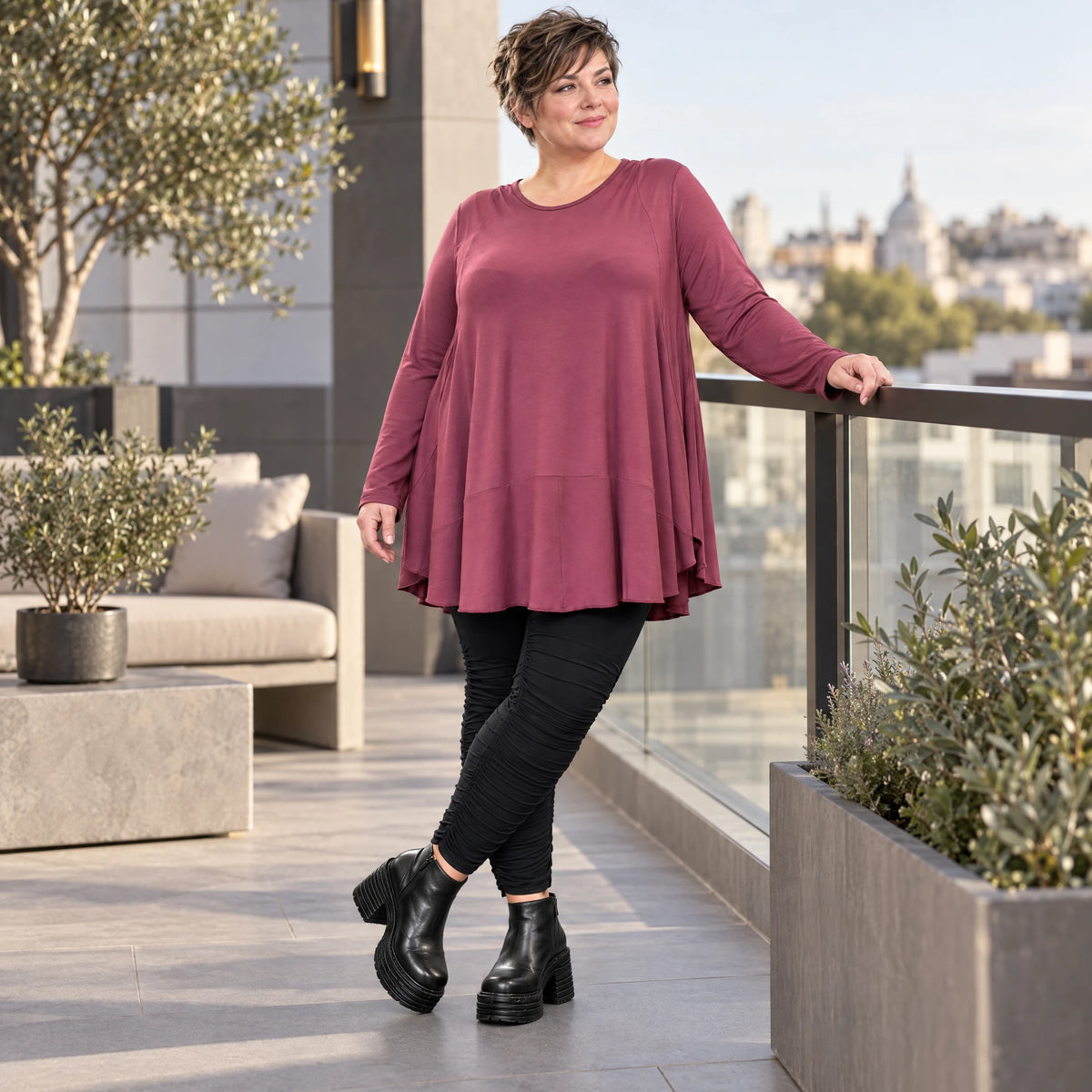 Bequemes Langarmshirt in sattem Bordeaux aus weichem Modal Stretch mit gerundeter Form
