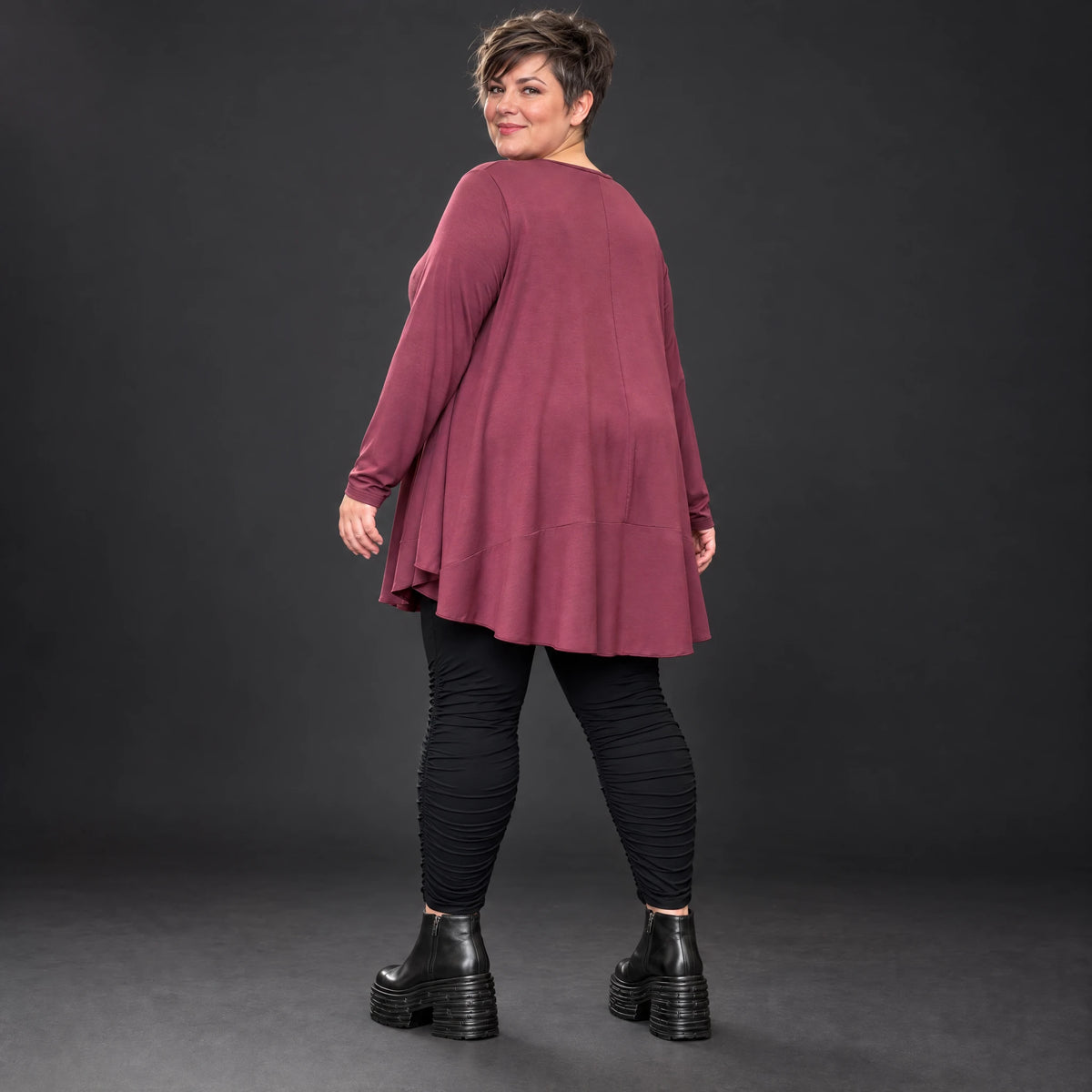 Bequemes Langarmshirt in sattem Bordeaux aus weichem Modal Stretch mit gerundeter Form