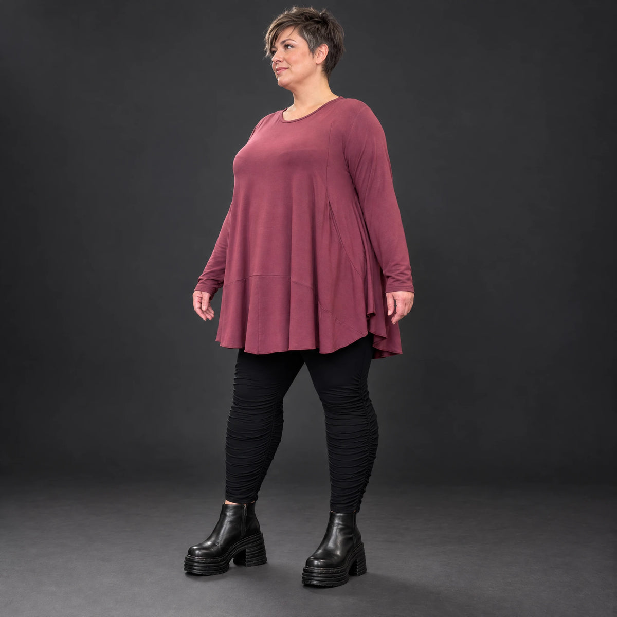 Bequemes Langarmshirt in sattem Bordeaux aus weichem Modal Stretch mit gerundeter Form