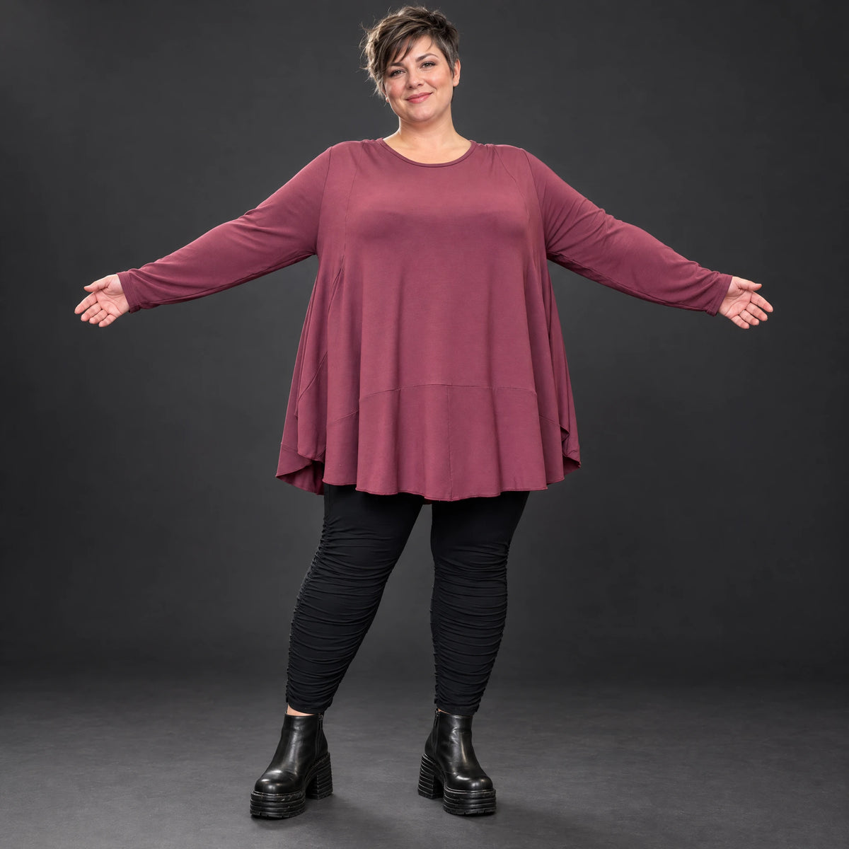 Bequemes Langarmshirt in sattem Bordeaux aus weichem Modal Stretch mit gerundeter Form