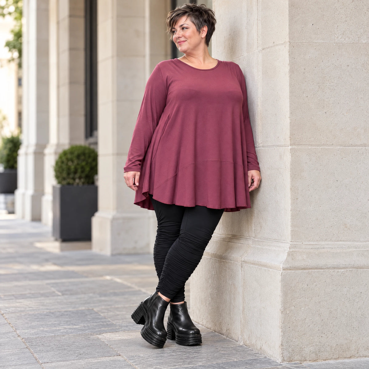 Bequemes Langarmshirt in sattem Bordeaux aus weichem Modal Stretch mit gerundeter Form