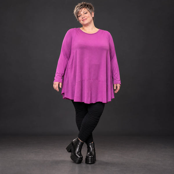 Langarmshirt in Beere aus weichem Modalstretch mit Rundhalsausschnitt und Seitentaschen