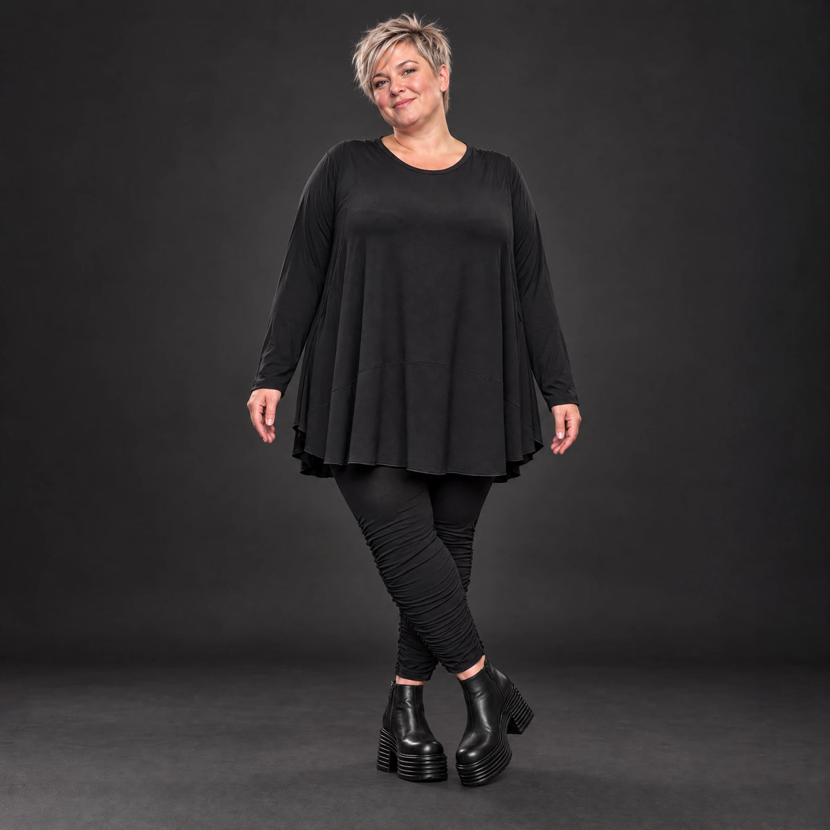 Basic Langarmshirt in Schwarz aus weichem Modal mit Stretch und praktischen Seitentaschen