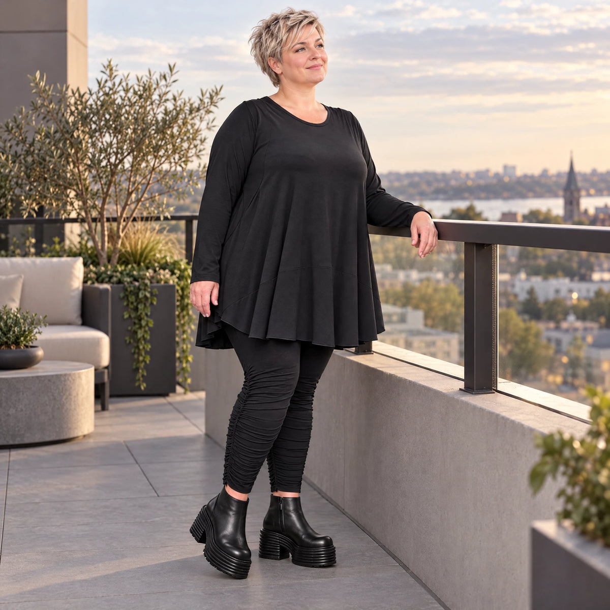 Basic Langarmshirt in Schwarz aus weichem Modal mit Stretch und praktischen Seitentaschen