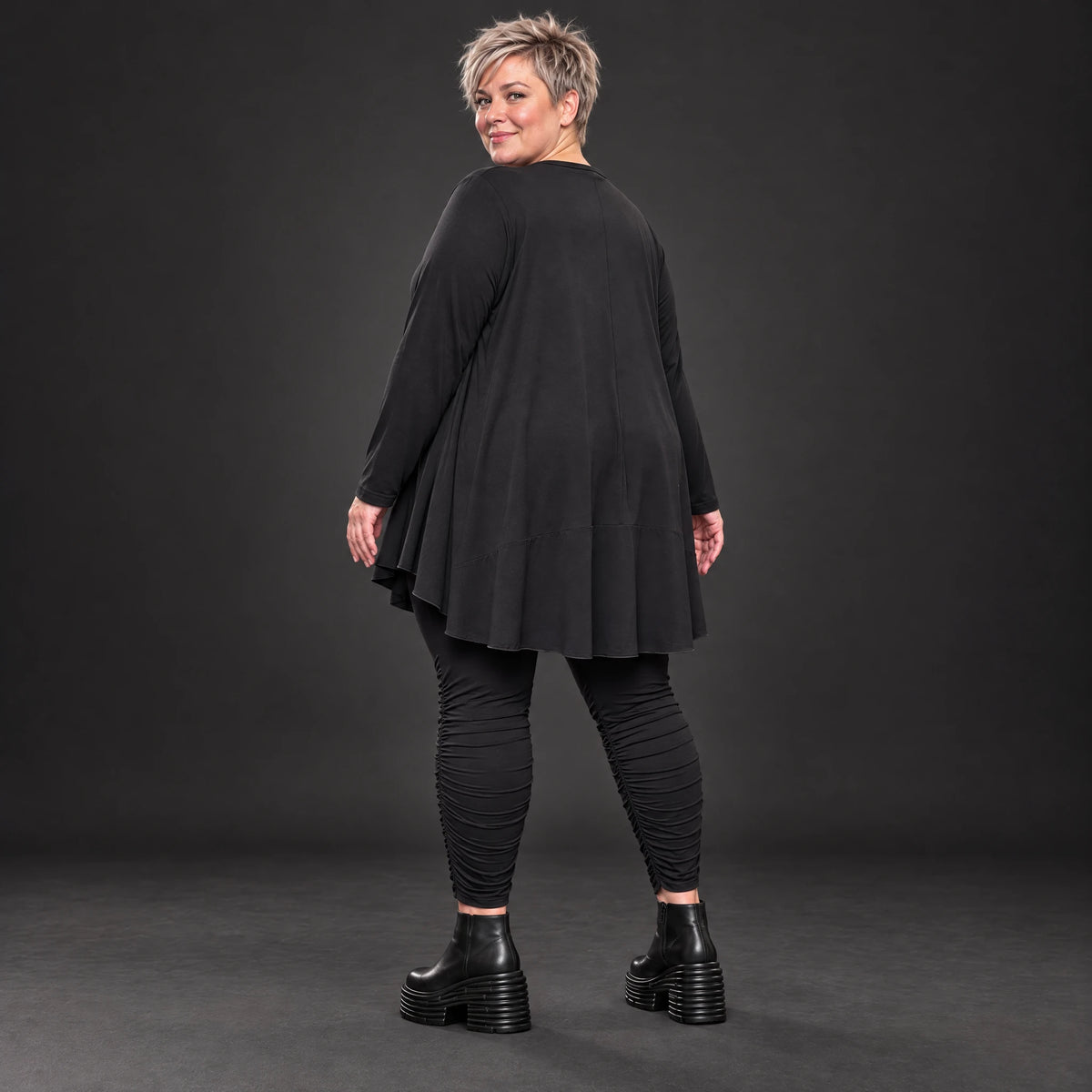 Basic Langarmshirt in Schwarz aus weichem Modal mit Stretch und praktischen Seitentaschen