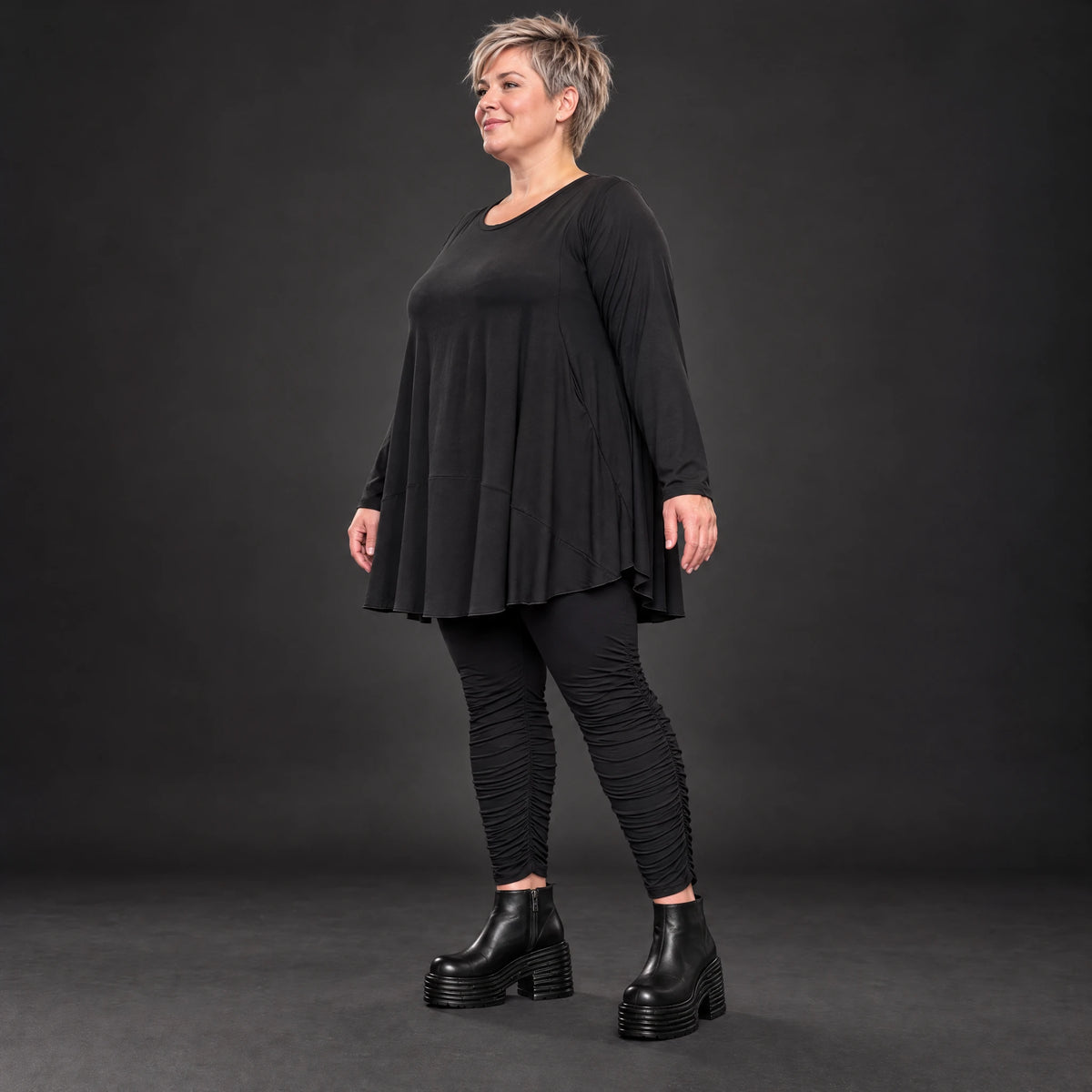 Basic Langarmshirt in Schwarz aus weichem Modal mit Stretch und praktischen Seitentaschen