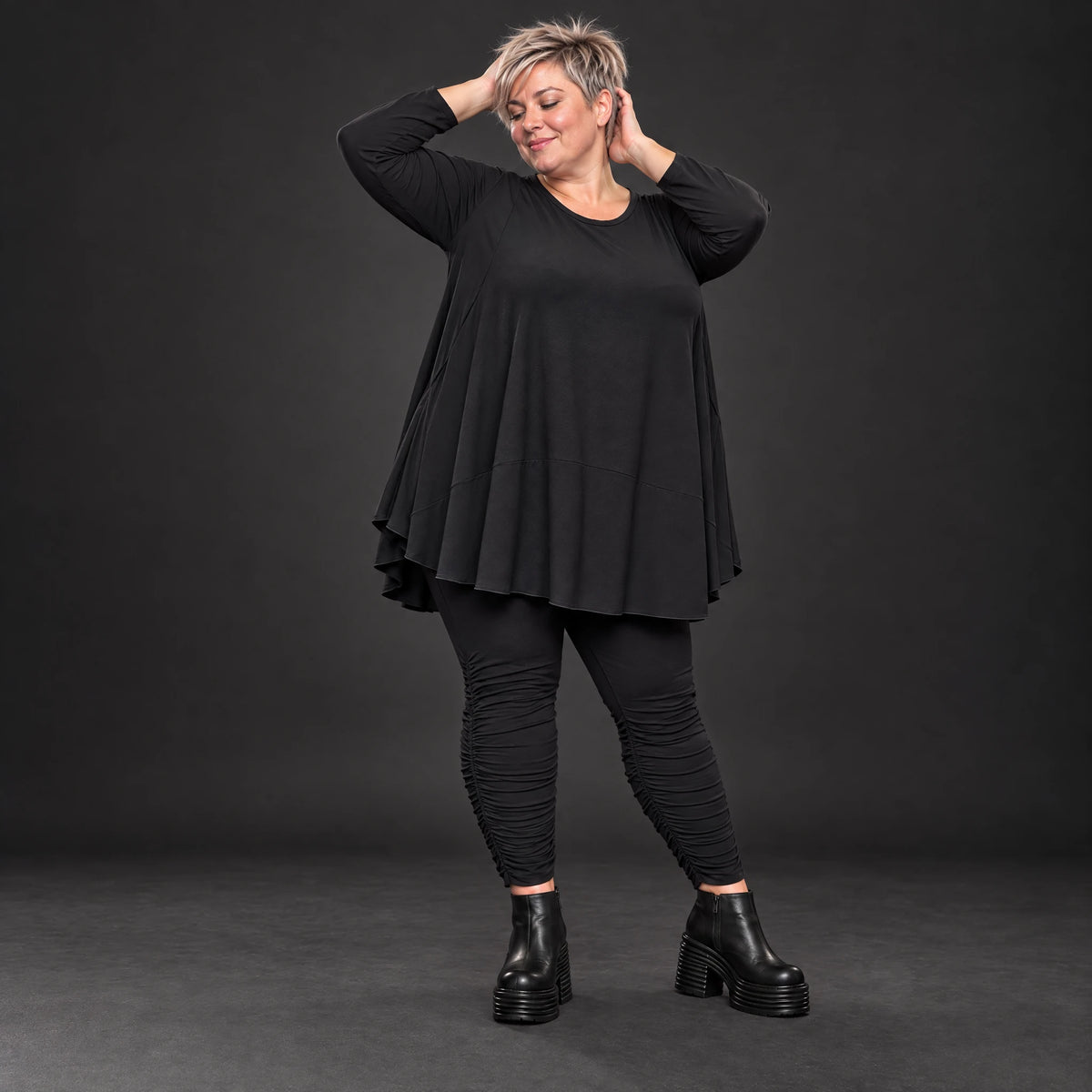 Basic Langarmshirt in Schwarz aus weichem Modal mit Stretch und praktischen Seitentaschen