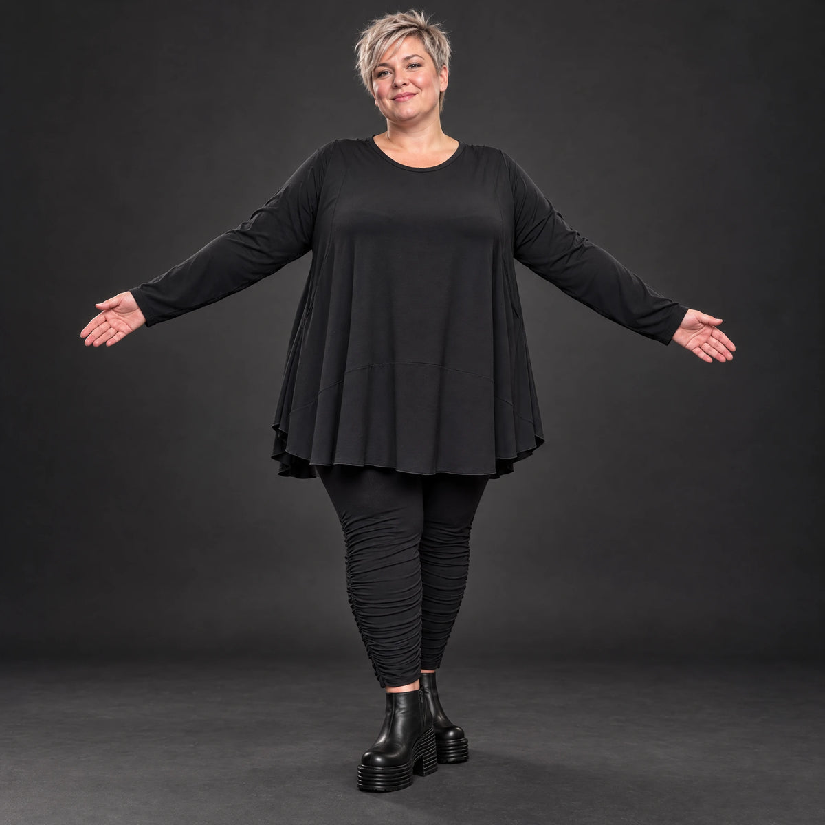 Basic Langarmshirt in Schwarz aus weichem Modal mit Stretch und praktischen Seitentaschen