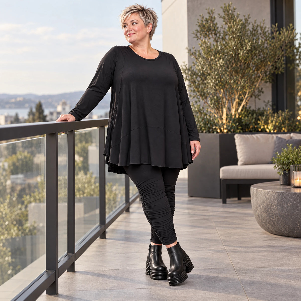 Basic Langarmshirt in Schwarz aus weichem Modal mit Stretch und praktischen Seitentaschen