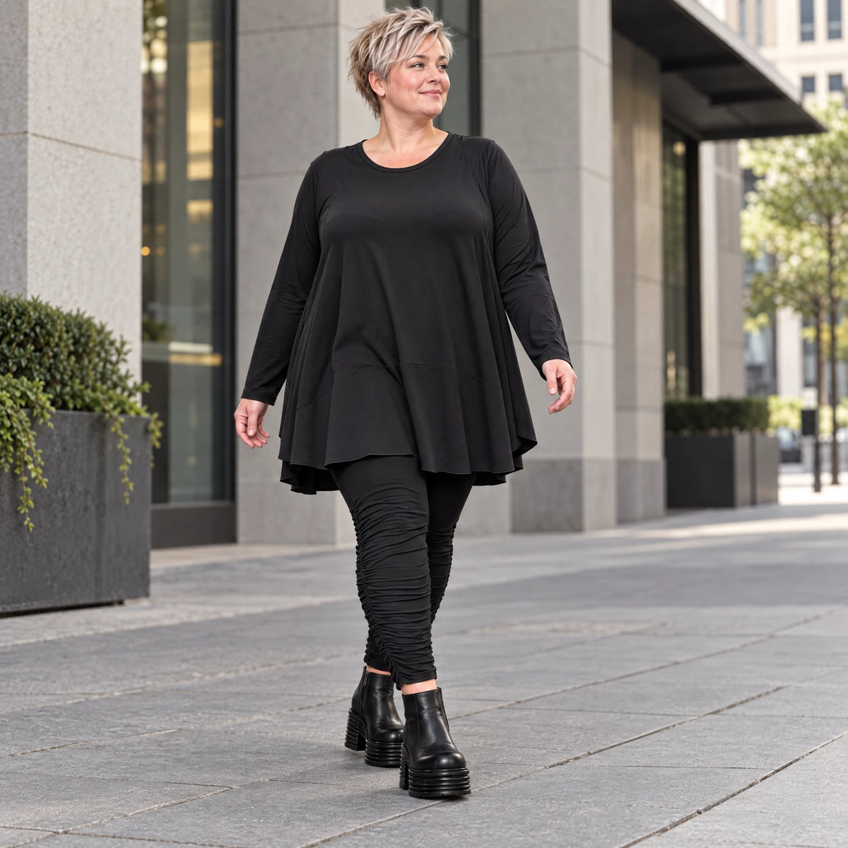 Basic Langarmshirt in Schwarz aus weichem Modal mit Stretch und praktischen Seitentaschen