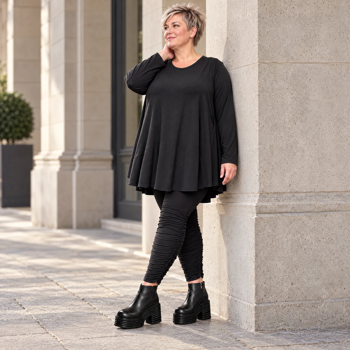 Basic Langarmshirt in Schwarz aus weichem Modal mit Stretch und praktischen Seitentaschen