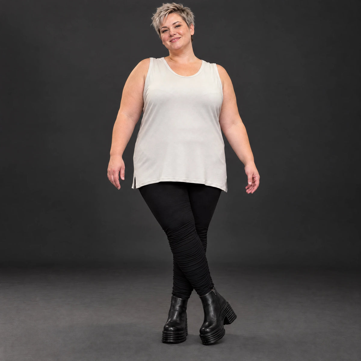 Ärmelloses Basic Top aus weichem Modal mit Stretch in Beige mit seitlichen Schlitzen