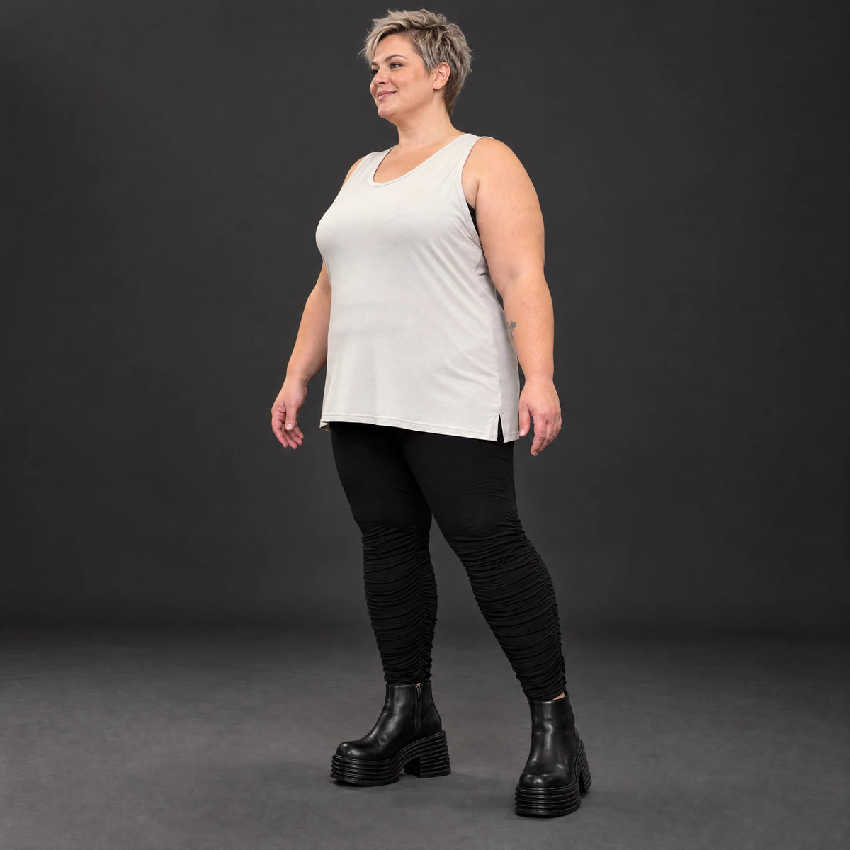 Ärmelloses Basic Top aus weichem Modal mit Stretch in Beige mit seitlichen Schlitzen