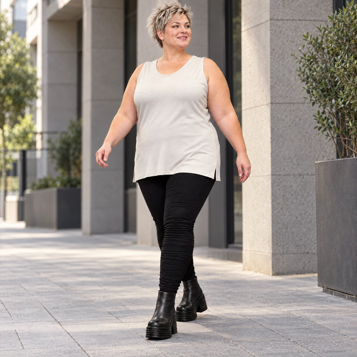 Ärmelloses Basic Top aus weichem Modal mit Stretch in Beige mit seitlichen Schlitzen