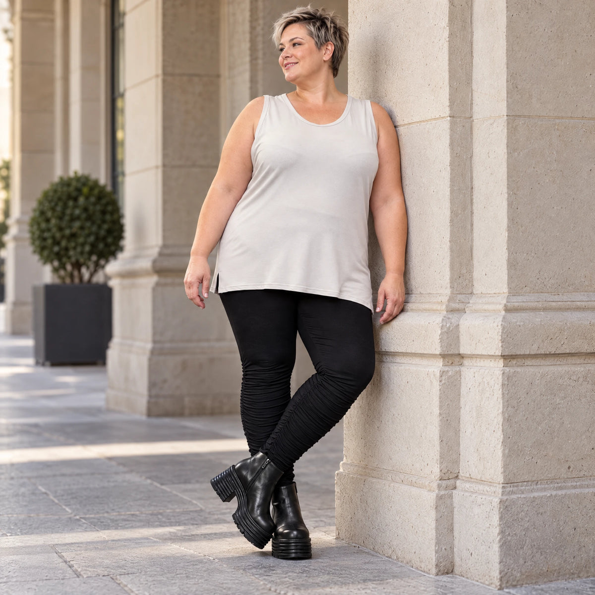 Ärmelloses Basic Top aus weichem Modal mit Stretch in Beige mit seitlichen Schlitzen