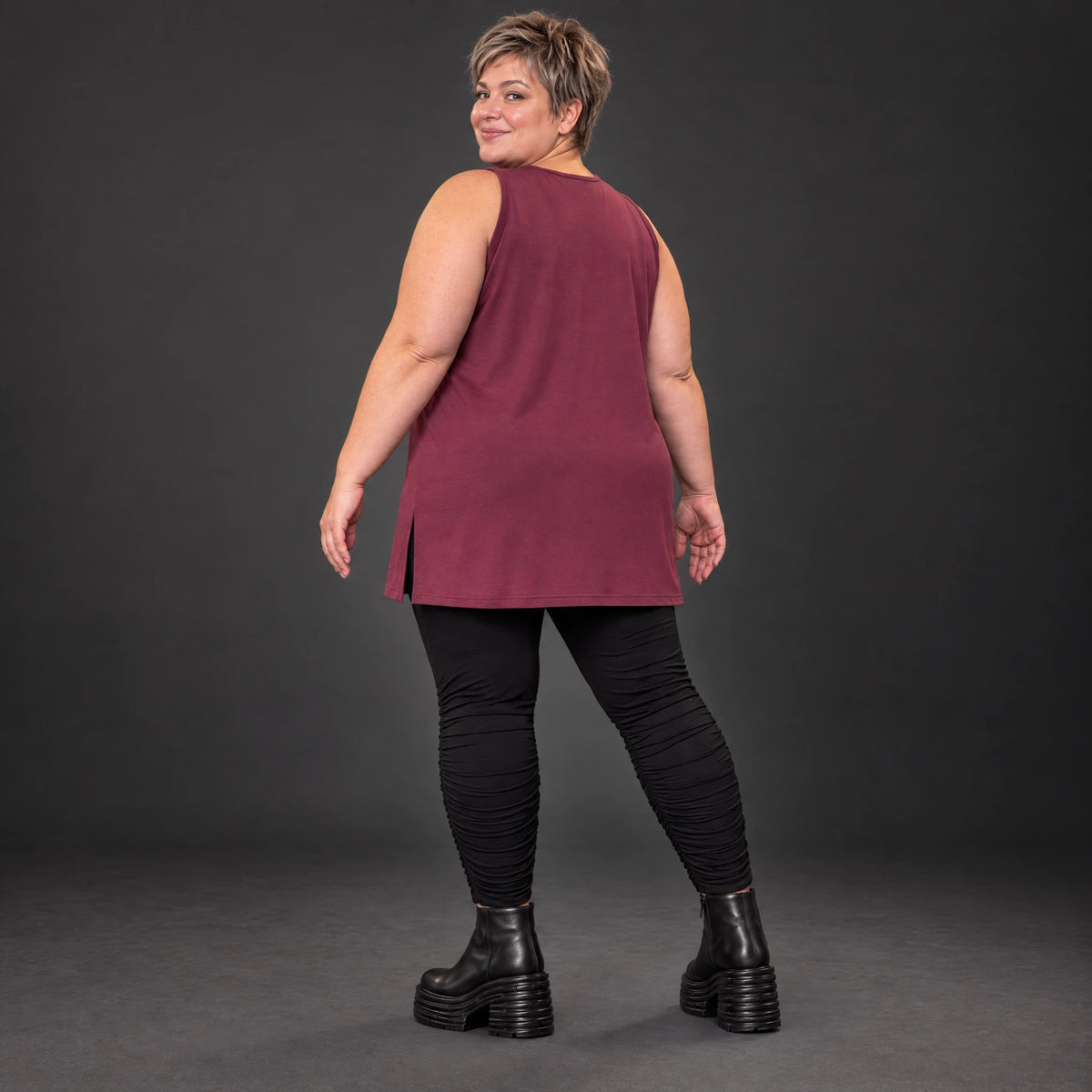 Ärmelloses Top in Bordeaux aus Modalstretch mit geradem Schnitt und Seitenschlitzen