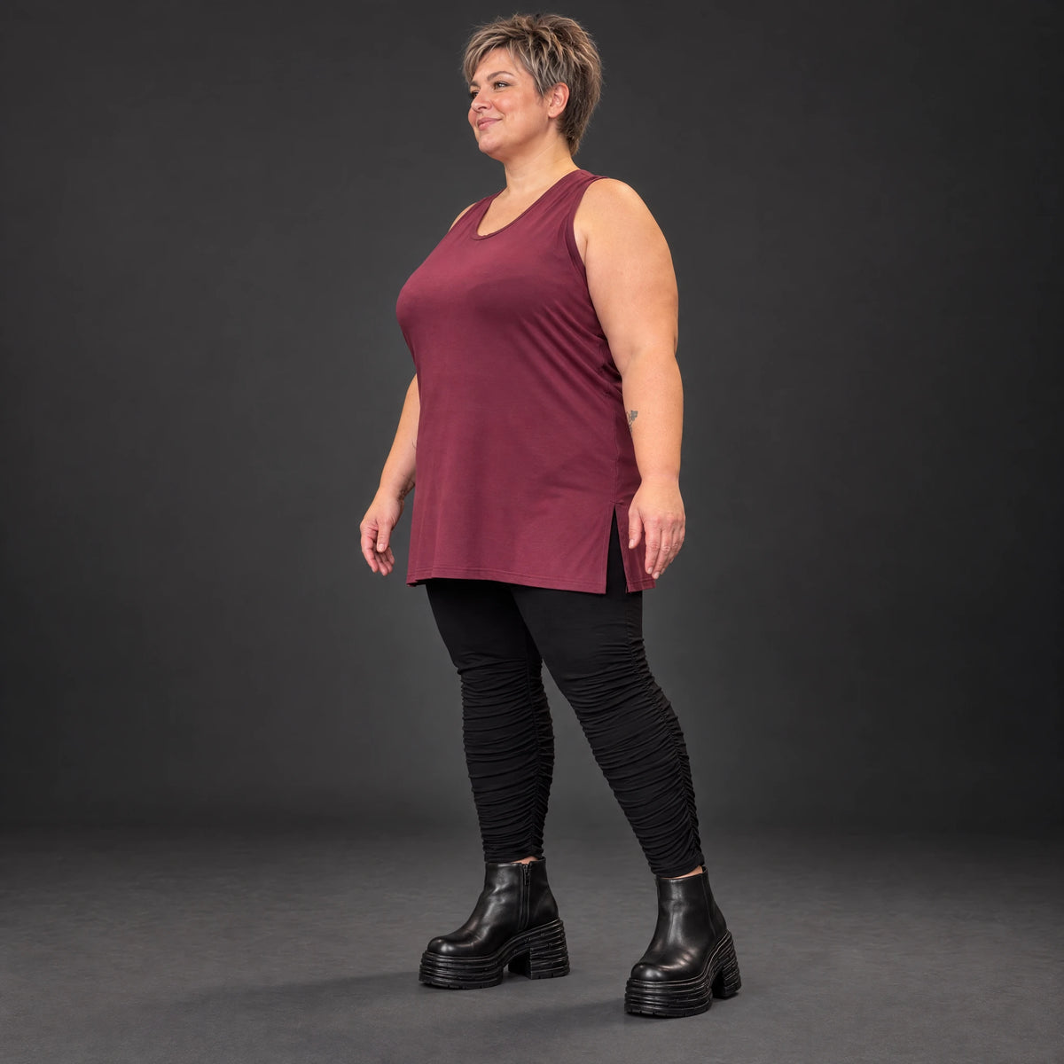 Ärmelloses Top in Bordeaux aus Modalstretch mit geradem Schnitt und Seitenschlitzen