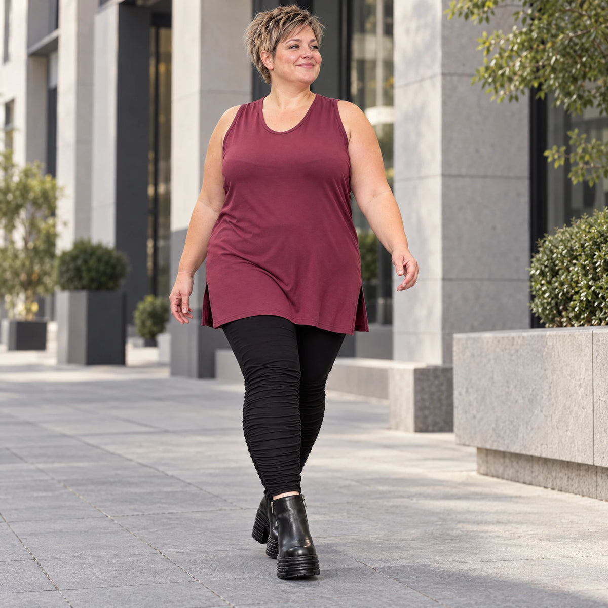 Ärmelloses Top in Bordeaux aus Modalstretch mit geradem Schnitt und Seitenschlitzen