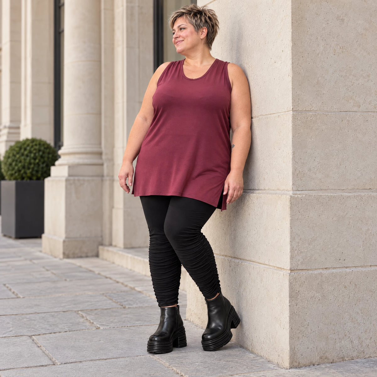 Ärmelloses Top in Bordeaux aus Modalstretch mit geradem Schnitt und Seitenschlitzen