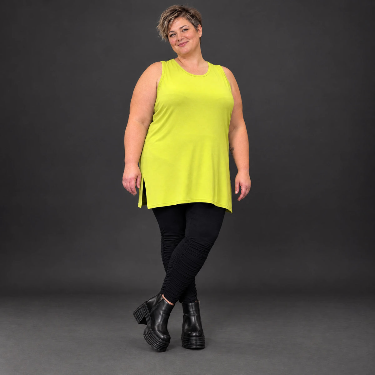 Ärmelloses Top in Limettengrün aus weichem Modalstretch mit geradem Schnitt und Schlitzen