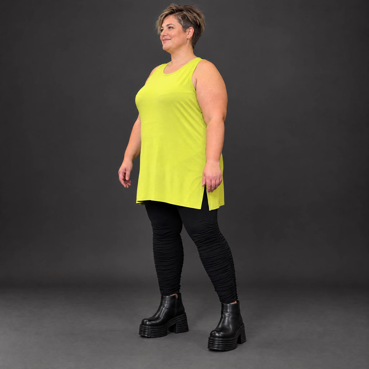 Ärmelloses Top in Limettengrün aus weichem Modalstretch mit geradem Schnitt und Schlitzen