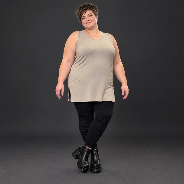 Ärmelloses Top in Taupe aus fließendem Modal mit Rundhalsausschnitt und Seitenschlitzen