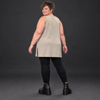 Ärmelloses Top in Taupe aus fließendem Modal mit Rundhalsausschnitt und Seitenschlitzen