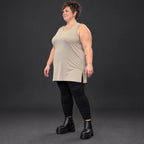 Ärmelloses Top in Taupe aus fließendem Modal mit Rundhalsausschnitt und Seitenschlitzen
