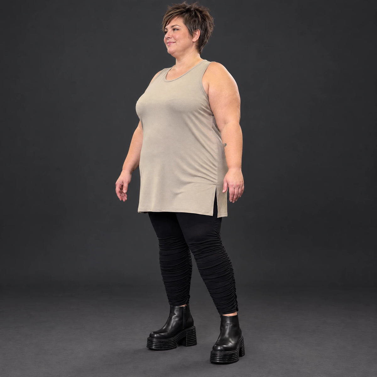 Ärmelloses Top in Taupe aus fließendem Modal mit Rundhalsausschnitt und Seitenschlitzen