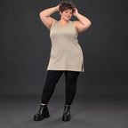 Ärmelloses Top in Taupe aus fließendem Modal mit Rundhalsausschnitt und Seitenschlitzen