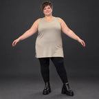 Ärmelloses Top in Taupe aus fließendem Modal mit Rundhalsausschnitt und Seitenschlitzen