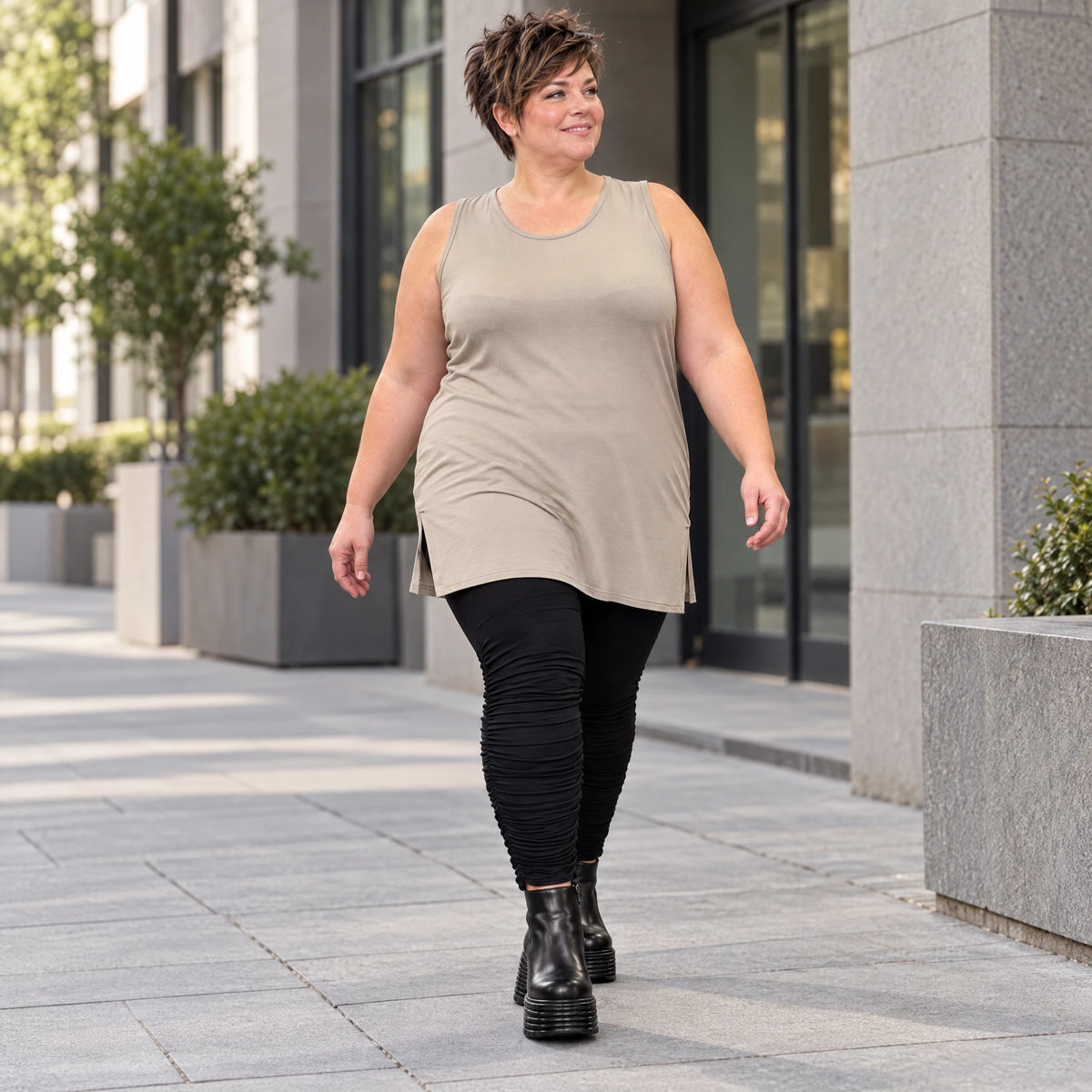 Ärmelloses Top in Taupe aus fließendem Modal mit Rundhalsausschnitt und Seitenschlitzen