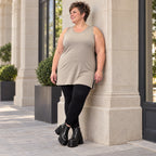 Ärmelloses Top in Taupe aus fließendem Modal mit Rundhalsausschnitt und Seitenschlitzen