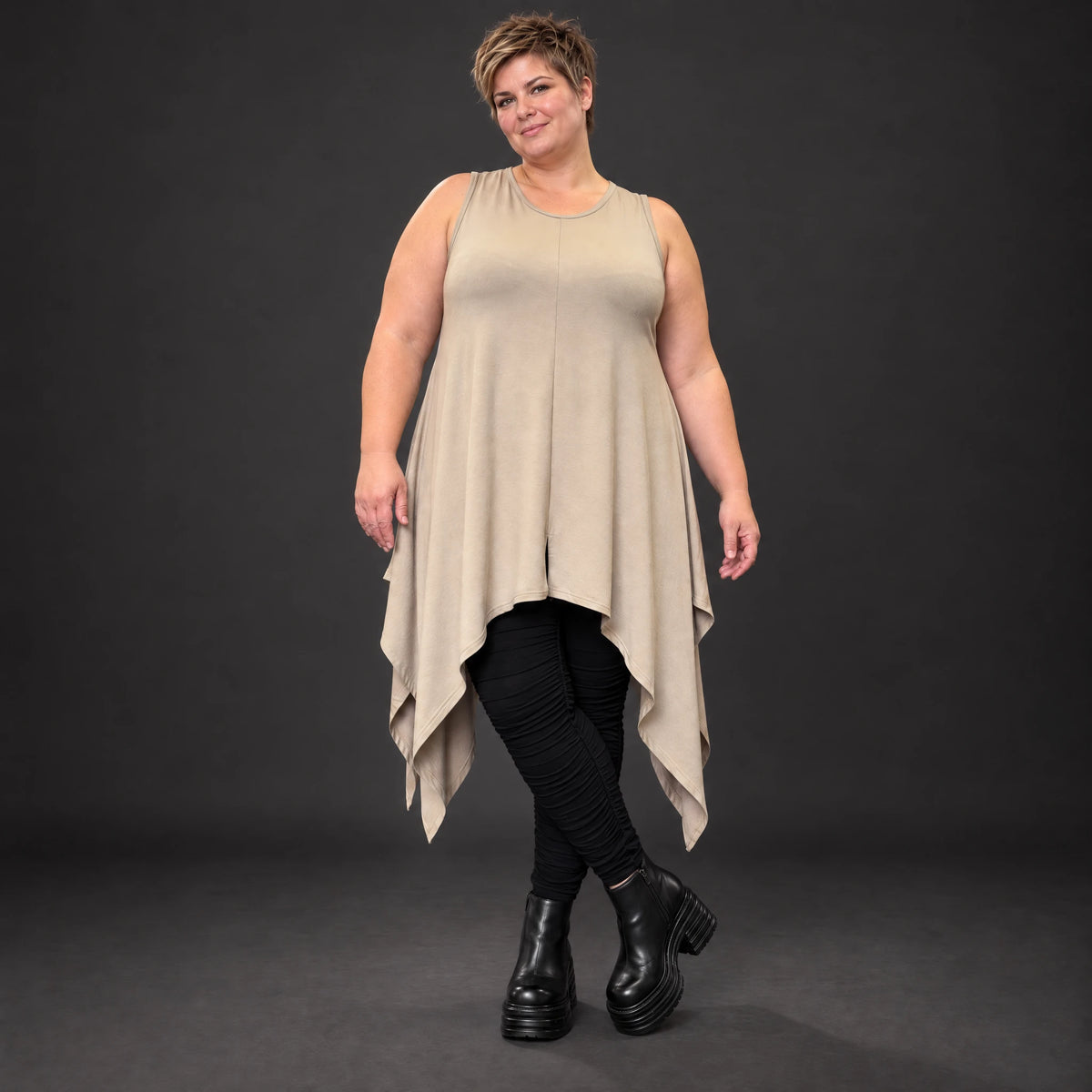 Ärmellose Tunika in Taupe aus weichem Modal Stretch mit lockerer A-Linie und Seitenspitzen