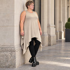 Ärmellose Tunika in Taupe aus weichem Modal Stretch mit lockerer A-Linie und Seitenspitzen