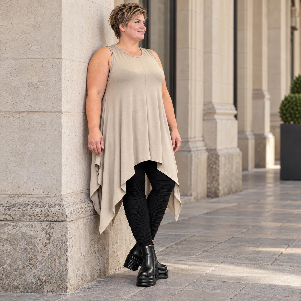 Ärmellose Tunika in Taupe aus weichem Modal Stretch mit lockerer A-Linie und Seitenspitzen