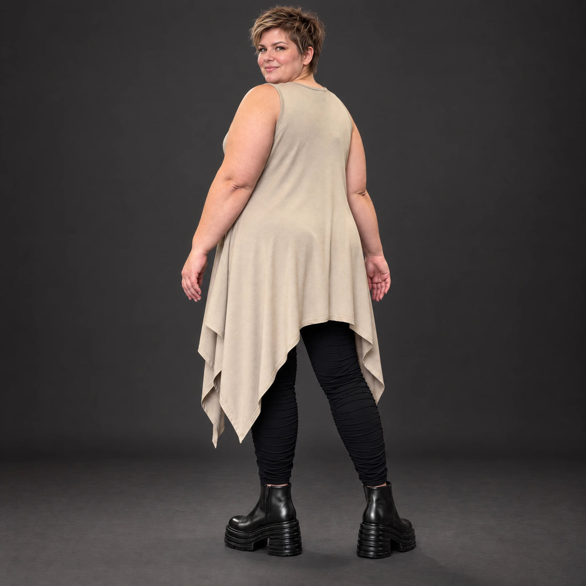 Ärmellose Tunika in Taupe aus weichem Modal Stretch mit lockerer A-Linie und Seitenspitzen