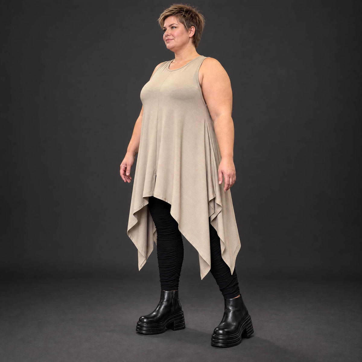 Ärmellose Tunika in Taupe aus weichem Modal Stretch mit lockerer A-Linie und Seitenspitzen