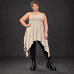Ärmellose Tunika in Taupe aus weichem Modal Stretch mit lockerer A-Linie und Seitenspitzen