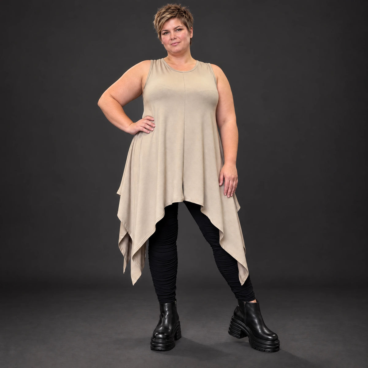 Ärmellose Tunika in Taupe aus weichem Modal Stretch mit lockerer A-Linie und Seitenspitzen