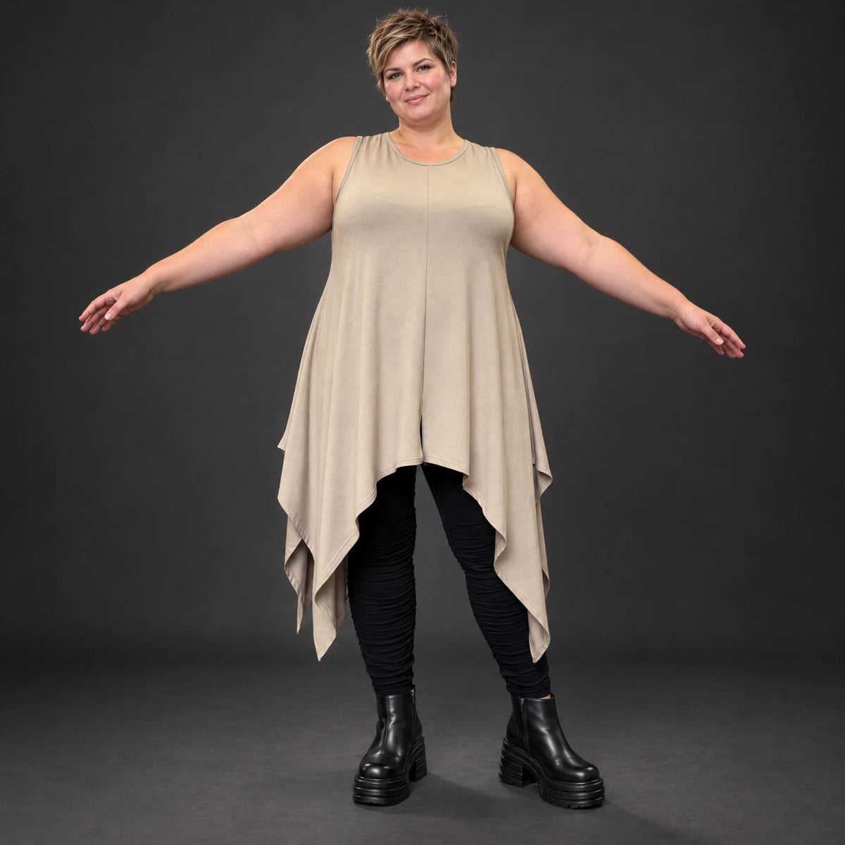 Ärmellose Tunika in Taupe aus weichem Modal Stretch mit lockerer A-Linie und Seitenspitzen