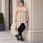 Ärmellose Tunika in Taupe aus weichem Modal Stretch mit lockerer A-Linie und Seitenspitzen