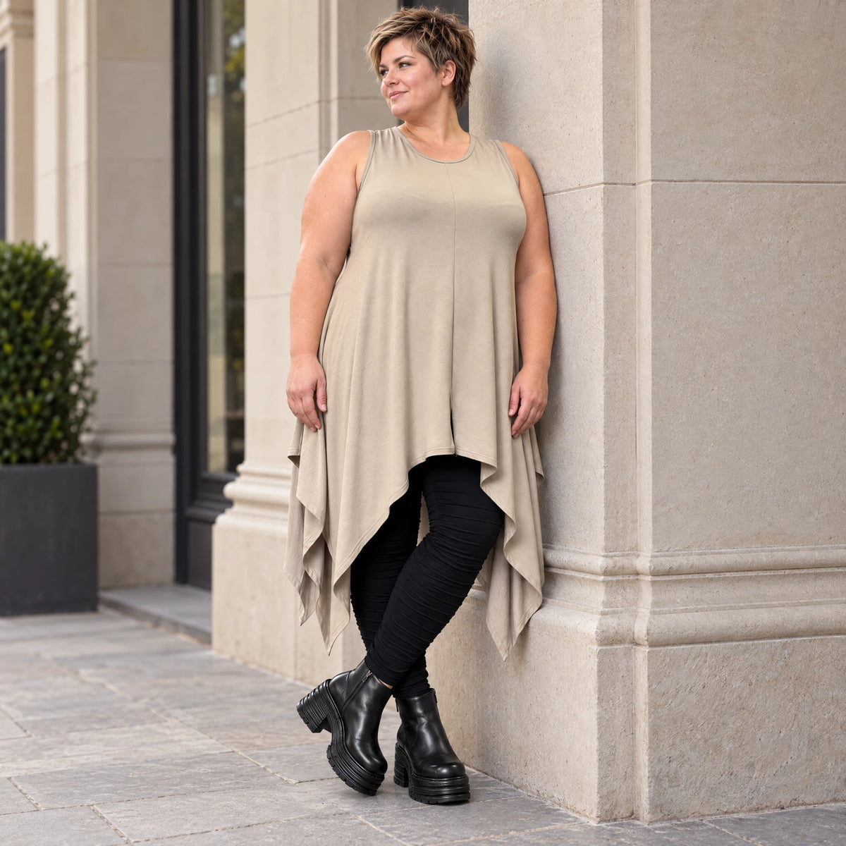 Ärmellose Tunika in Taupe aus weichem Modal Stretch mit lockerer A-Linie und Seitenspitzen