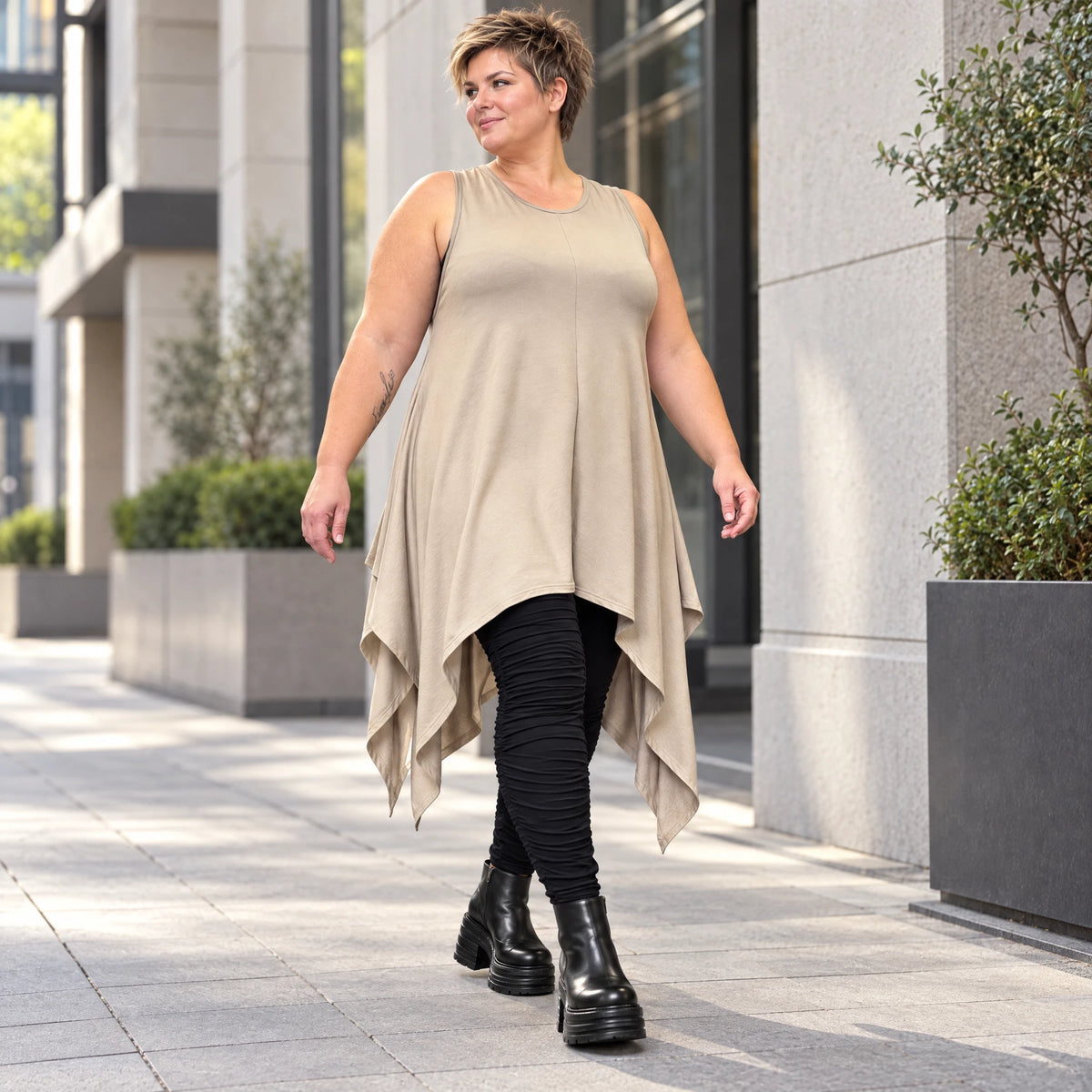 Ärmellose Tunika in Taupe aus weichem Modal Stretch mit lockerer A-Linie und Seitenspitzen