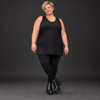 Schwarzes ärmelloses Top mit Rundhalsausschnitt und Seitenschlitzen aus Modal Stretch