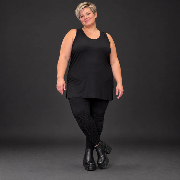 Schwarzes ärmelloses Top mit Rundhalsausschnitt und Seitenschlitzen aus Modal Stretch