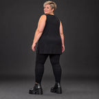 Schwarzes ärmelloses Top mit Rundhalsausschnitt und Seitenschlitzen aus Modal Stretch