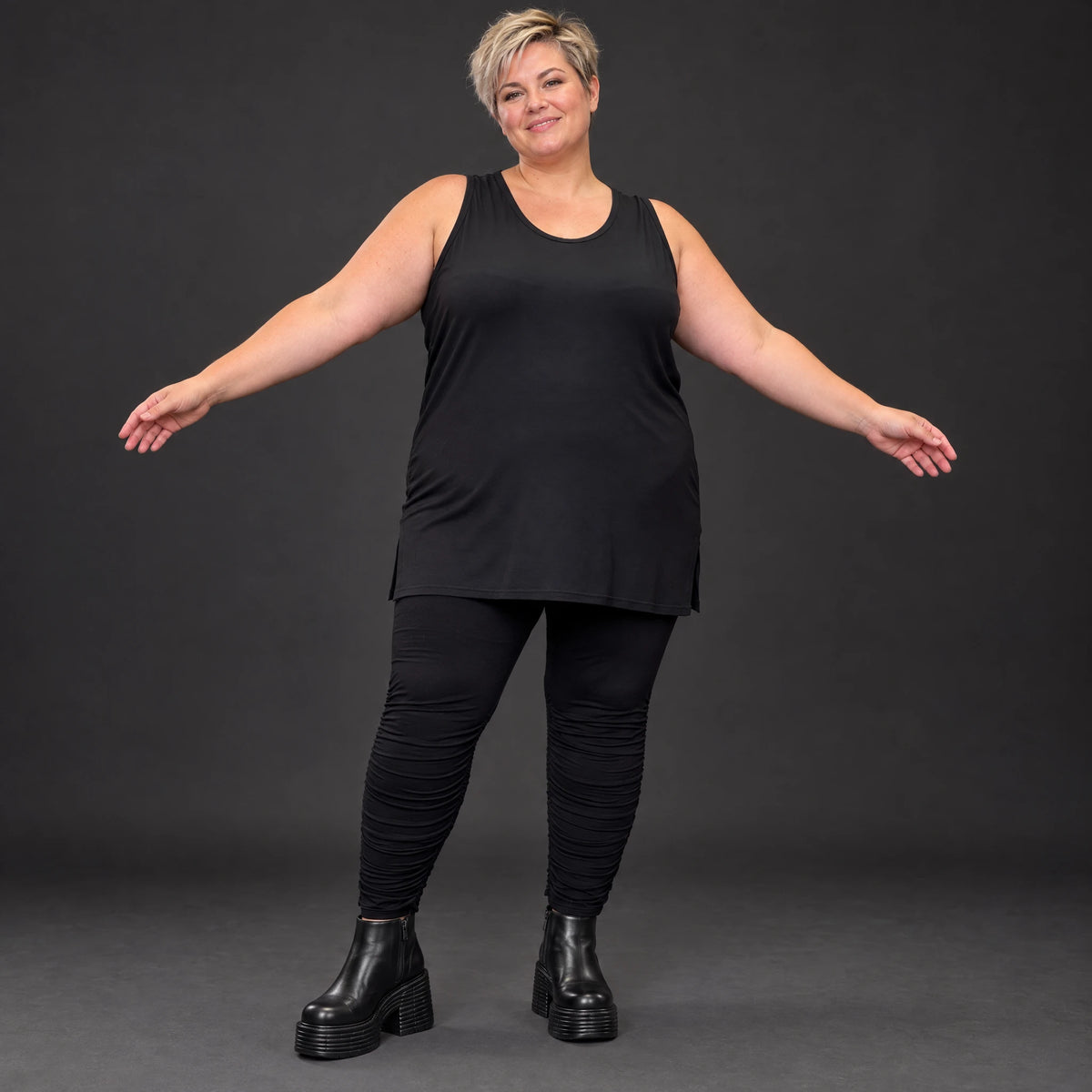 Schwarzes ärmelloses Top mit Rundhalsausschnitt und Seitenschlitzen aus Modal Stretch