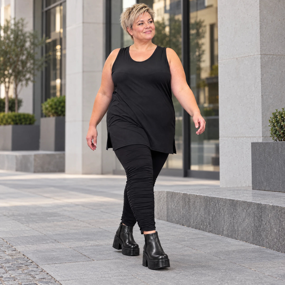 Schwarzes ärmelloses Top mit Rundhalsausschnitt und Seitenschlitzen aus Modal Stretch