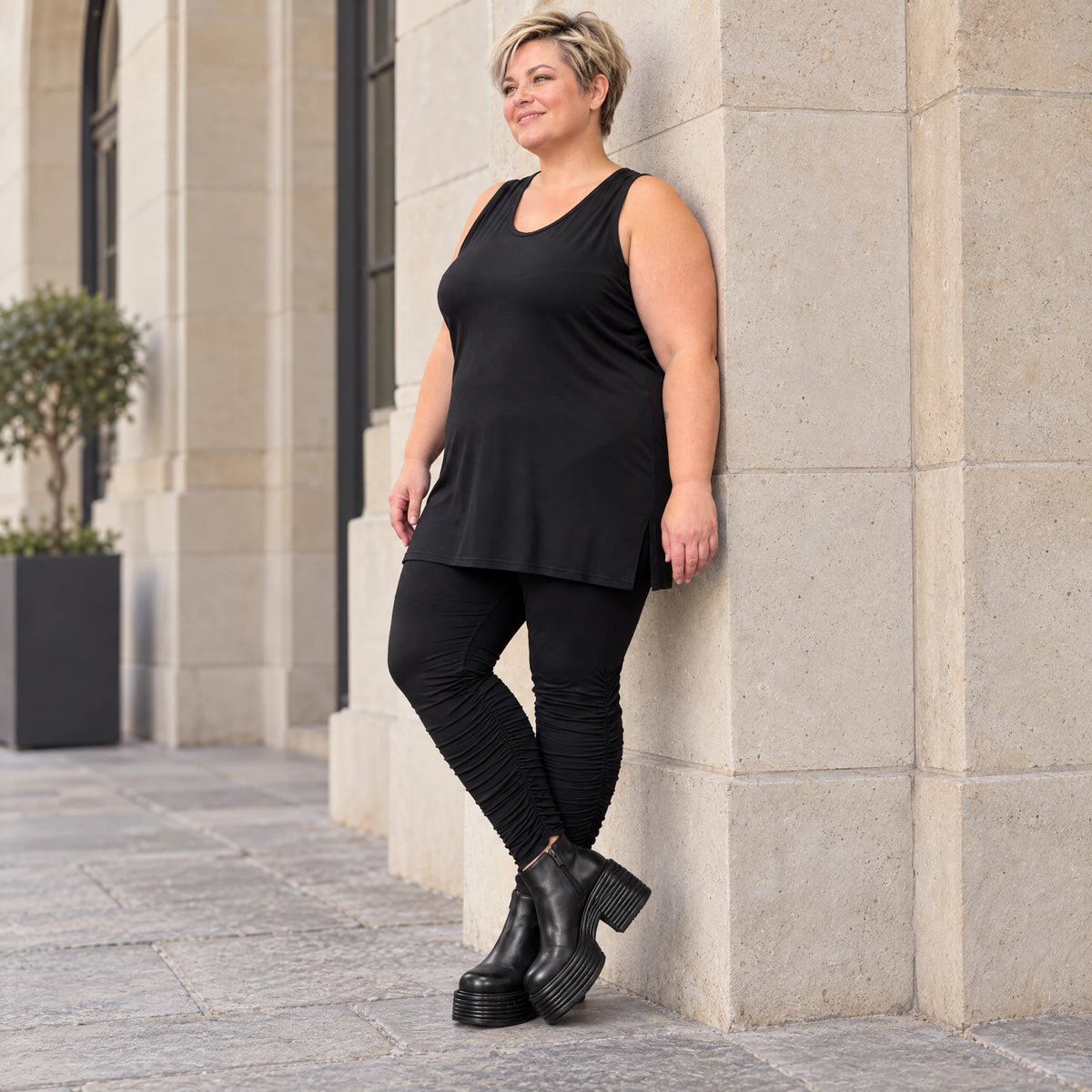 Schwarzes ärmelloses Top mit Rundhalsausschnitt und Seitenschlitzen aus Modal Stretch
